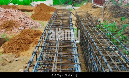 Telaio di rinforzo della piastra di base. Magazzino per materiali da costruzione per la costruzione di una casa. Ruggine e corrosione del metallo. Foto Stock