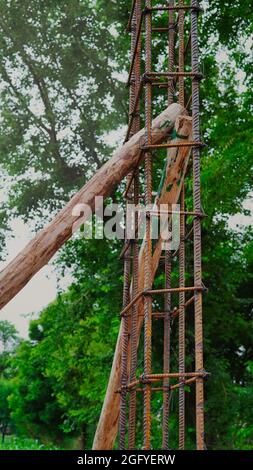 Usando filo d'acciaio per fissare barre d'acciaio con vergella per rinforzare di calcestruzzo o cemento. Fuoco a filo d'acciaio Foto Stock