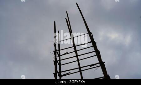 Telaio di rinforzo della piastra di base. Magazzino per materiali da costruzione per la costruzione di una casa. Ruggine e corrosione del metallo. Foto Stock