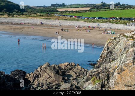 Kilmurrin Cove, County Waterford, Irlanda. 27 ago 2021. Il sole splinse brillantemente sulla Kilmurrin Cove sulla Copper Coast nella contea di Waterford con molti turisti che approfittano del bel tempo. Met Éireann ha previsto che il sole continuerà nel corso del fine settimana. Credit: AG News/Alamy Live News Foto Stock