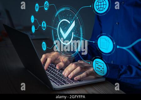 Garanzia di qualità e certificazione. Aziende e servizi Internet certificati. Conformità agli standard e alle normative internazionali. Concetto con c Foto Stock