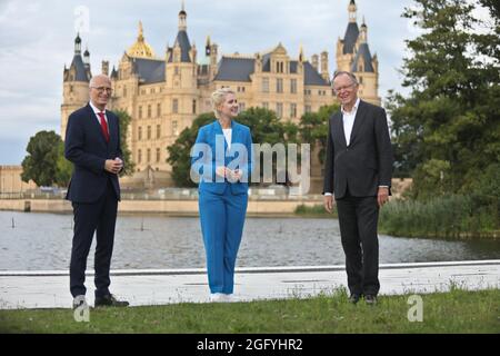 Schwerin, Germania. 27 ago 2021. Il primo sindaco di Amburgo, Peter Tschentscher (SPD), Manuela Schensig, il presidente del Ministro e il primo candidato della SPD per Meclemburgo-Pomerania occidentale, e il presidente del Ministro della bassa Sassonia, Stephan Weil (SPD) (da sinistra a destra), si trovano di fronte al castello di Schwerin. Credit: Danny Gohlke/dpa/Alamy Live News Foto Stock