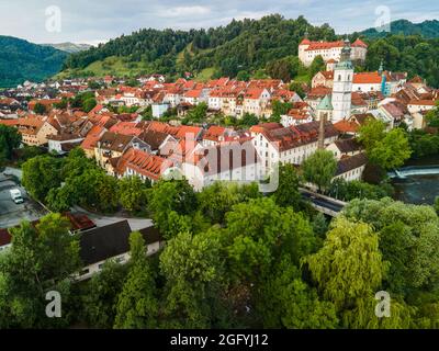 Paesaggio urbano di Skofja Loka in Slovenia. Vista aerea del drone. Foto Stock