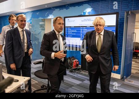 Il primo Ministro Boris Johnson e il Segretario agli Esteri Dominic Raab, con il Direttore Generale Tom Drew, MENA, Afghanistan e Pakistan, visitano il Centro di crisi dell'Ufficio per gli Esteri, il Commonwealth e lo sviluppo di Whitehall, Londra, per vedere come stanno sostenendo e monitorando le evacuazioni in corso in Afghanistan. Data foto: Venerdì 27 agosto 2021. Foto Stock