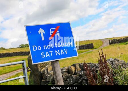 Un cartello con la scritta "non seguire navigazione satellitare" su una corsia di campagna nel Peak District National Park, Staffordshire, Inghilterra, Regno Unito Foto Stock