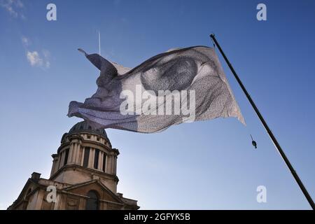 Greenwich, Londra, Regno Unito. 27 ago 2021. "We are watching" di Dan Acher viene lanciato oggi come parte del Greenwich and Docklands International Festival. La bandiera gigante è un occhio monumentale, composto da migliaia di ritratti provenienti da 190 paesi. Vola in alto sopra i giardini e lo splendido edificio dello storico Old Royal Naval College. Credit: Imagplotter/Alamy Live News Foto Stock