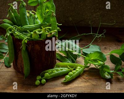 Cialde di piselli verdi freschi, piselli verdi con germogli. Verdure fresche. Foto Stock