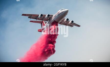 Cedar Fire aereo ritardante e operazioni d'acqua su Black Mountain nel Dipartimento dell'Agricoltura degli Stati Uniti (USDA) Forest Service (FS) Sequoia National Forest, nei pressi di alta Sierra, CA, martedì 23 agosto, 2016. USDA Foto di Lance Cheung. Per maggiori informazioni si prega di consultare: www.usda.gov www.fs.fed.us @usda @forestservice Video su wildland antincendio https://youtu.be/QxJFIfkOQLY Foto Stock