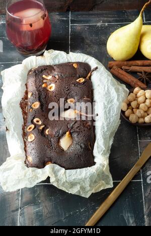 Torta al cioccolato con pere speziate e nocciole Foto Stock