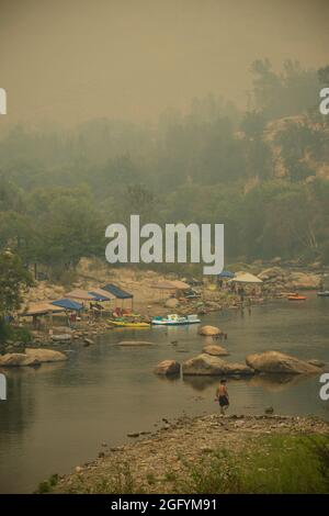 La luce del sole del tardo pomeriggio è diminuita e colorata dal fumo dal fuoco del cedro nella foresta nazionale di Sequoia, Kernville, CA, il sabato 20 agosto, 2016. Le aree ricreative rimangono aperte e accessibili. USDA Foto di Lance Cheung. Foto Stock