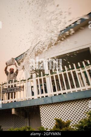 Steve Pough secchiera l'acqua sugli arbusti che circondano la sua casa a Wofford Heights, vicino a Kernville, CA, dove il Cedar Fire è a meno di un miglio di distanza, il 22 agosto 2016. USDA Foto di Lance Cheung. Per maggiori informazioni si prega di consultare: www.usda.gov www.fs.fed.us @usda @forestservice Video su wildland antincendio https://youtu.be/QxJFIfkOQLY Foto Stock