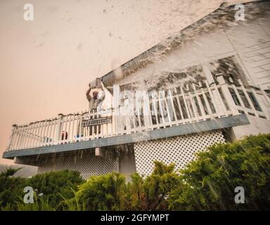 Steve Pough secchiera l'acqua sugli arbusti che circondano la sua casa a Wofford Heights, vicino a Kernville, CA, dove il Cedar Fire è a meno di un miglio di distanza, il 22 agosto 2016. USDA Foto di Lance Cheung. Per maggiori informazioni si prega di consultare: www.usda.gov www.fs.fed.us @usda @forestservice Video su wildland antincendio https://youtu.be/QxJFIfkOQLY Foto Stock