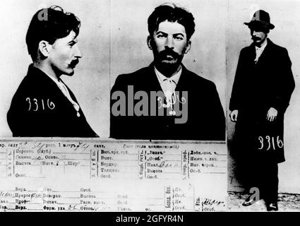 La scheda informativa su Joseph Stalin, dai fascicoli della polizia segreta zarista di San Pietroburgo. Questo documento mostra che Stalin veniva ricercato dalla polizia segreta in Russia sin dall'inizio del 1900 Foto Stock
