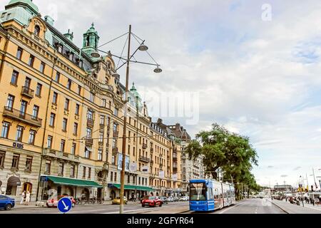 Affollata vista sulla strada con vecchie architetture a Stoccolma Foto Stock