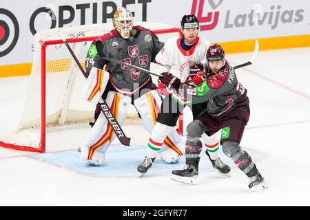 Riga, Arena riga, qualifica olimpica, Lettonia. 27 ago 2021. Ungheria, portiere Ivars Punnenovs (Lettonia) ha un po 'di traffico. #26 Csanad Erdely (Ungheria) #29 Ralfs Freibergs (Lettonia) (Svizzera/Croazia OUT) Credit: SPP Sport Press Photo. /Alamy Live News Foto Stock