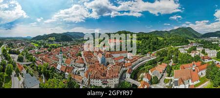 Panorama aereo della città medievale di Skofja Loka in Slovenia Foto Stock