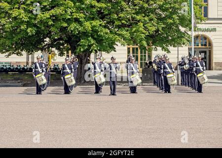 La Royal Swedish Army band suona musica per strada a Stoccolma Foto Stock