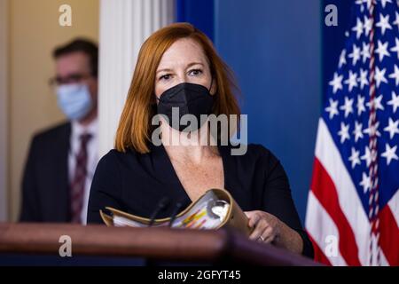 Washington, DC, Stati Uniti. 27 ago 2021. Il segretario alla stampa della Casa Bianca Jen Psaki si prepara a parlare con i media nella sala di briefing della Casa Bianca a Washington, DC, USA, 27 agosto 2021. Psaki ha fatto diverse domande sulle evacuazioni in corso dall'Afghanistan in seguito all'attacco terroristico di yesterdays all'aeroporto di Kabul. Credit: Jim Loscalzo/Pool via CNP/dpa/Alamy Live News Foto Stock