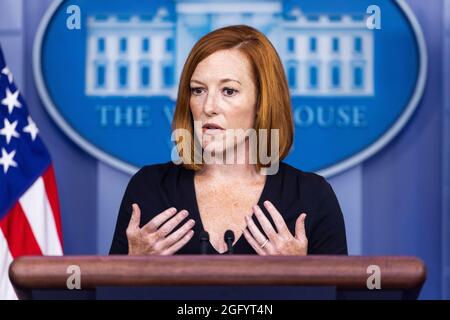 Washington, DC, Stati Uniti. 27 ago 2021. Il segretario alla stampa della Casa Bianca Jen Psaki parla ai media nella sala di briefing della Casa Bianca a Washington, DC, USA, 27 agosto 2021. Psaki ha fatto diverse domande sulle evacuazioni in corso dall'Afghanistan in seguito all'attacco terroristico di yesterdayâs all'aeroporto di Kabul. Credit: Jim Loscalzo/Pool via CNP/dpa/Alamy Live News Foto Stock