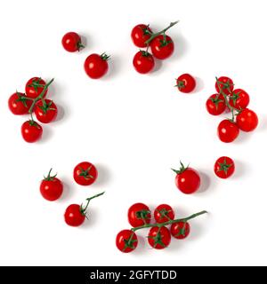 Disposizione a base di pomodori ciliegini su sfondo bianco. Foto Stock