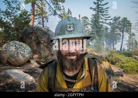 U.S. Department of Agriculture (USDA) Forest Service (FS) Forestry Technician Clyde Carroll mitiga i pericoli dei percorsi di sgombero bloccati da alberi morti e caduti e spazzola consentendo ad altri equipaggi di entrare e uscire meglio dalla zona per aiutare a fermare il fuoco di cedro nella e intorno alla sequoia National Forest, e Posey, CA, martedì 23 agosto, 2016. USDA Foto di Lance Cheung. Per ulteriori informazioni si veda: www.usda.gov www.fs.fed.us @usda @forestservice si veda il video sui vigili del fuoco di wildland https://youtu.be/QxJFIfkOQLY Foto Stock