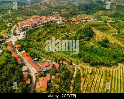 Smartno paesaggio urbano e vigneti nella regione rurale di Goriska Brda in Slovenia. Foto Stock
