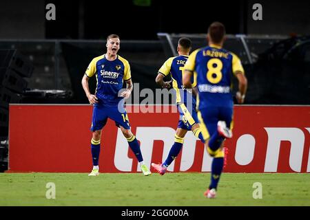 Verona, Italia. 27 agosto 2021. Ivan Ilic di Hellas Verona FC festeggia dopo aver segnato un gol durante la Serie UNA partita di calcio tra Hellas Verona FC e FC Internazionale. Credit: Nicolò campo/Alamy Live News Foto Stock