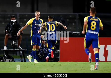 Verona, Italia. 27 agosto 2021. Ivan Ilic di Hellas Verona FC festeggia dopo aver segnato un gol durante la Serie UNA partita di calcio tra Hellas Verona FC e FC Internazionale. Credit: Nicolò campo/Alamy Live News Foto Stock