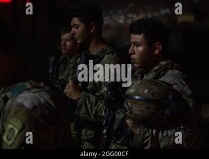 I paracadutisti assegnati alla prima squadra di combattimento Brigade, 82a divisione Airborne ricevono un breve cambio di turno prima di assumere il controllo di un checkpoint all'aeroporto internazionale Hamid Karzai di Kabul, Afghanistan, 25 agosto 2021. Il 82° Abn. Div. Continua a contribuire a facilitare l'evacuazione sicura dei cittadini statunitensi, dei richiedenti di visti speciali per immigrati e di altri afghani a rischio fuori dall'Afghanistan nel modo più rapido e sicuro possibile. (STATI UNITI Foto di cortesia dell'esercito) Foto Stock