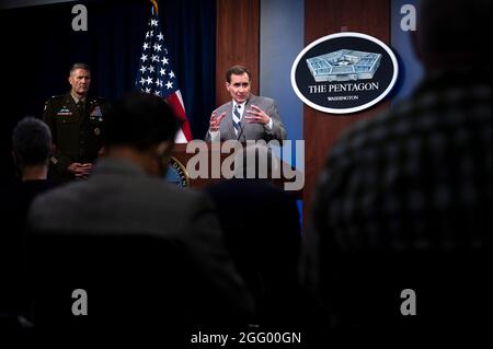 Arlington, Stati Uniti d'America. 27 ago 2021. Il Segretario alla stampa del Pentagono John Kirby parla a un briefing stampa sull'Afghanistan al Pentagono il 27 agosto 2021 ad Arlington, Virginia. Kirby ha detto che i talebani hanno rilasciato migliaia di prigionieri, compresi i membri del gruppo terroristico Khorasan dello Stato islamico che hanno attaccato l'evacuazione di Kabul. Credit: Planetpix/Alamy Live News Foto Stock
