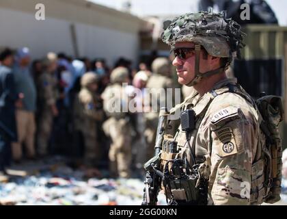 Un Paratrooper assegnato al 1 ° Brigade Combat Team, 82a Divisione Airborne conduce la sicurezza, come la Divisione continua a contribuire a facilitare l'evacuazione sicura dei cittadini degli Stati Uniti, richiedenti di visto speciale immigrato, E altri afghani a rischio fuori dall'Afghanistan nel modo più rapido e sicuro possibile dall'aeroporto internazionale Hamid Karzai di Kabul, 26 agosto 2021. Foto Stock