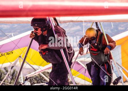 I piloti del deltaplano aspettano di decollo dalla rampa di lancio di Horse Ridge presso il Dry Canyon vicino ad Alamogordo, New Mexico. Foto Stock