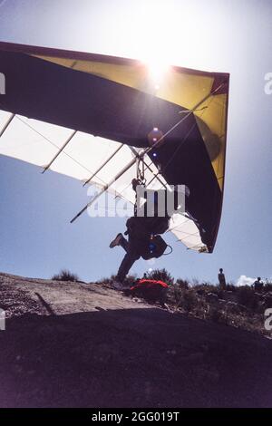 Un pilota di deltaplano decola dalla rampa di lancio su Horse Ridge presso Dry Canyon vicino ad Alamogordo, New Mexico. Foto Stock