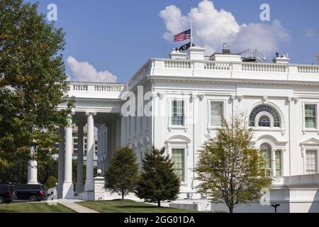 La bandiera degli Stati Uniti vola a metà del personale sopra la Casa Bianca a Washington, DC, USA, 27 agosto 2021. Un attentatore suicida dell'ISIS-K ha ucciso più di 100 persone, tra cui 13 truppe statunitensi, al di fuori dell'aeroporto internazionale Hamid Karzai di Kabul, in Afghanistan, il 26 agosto. Foto Stock