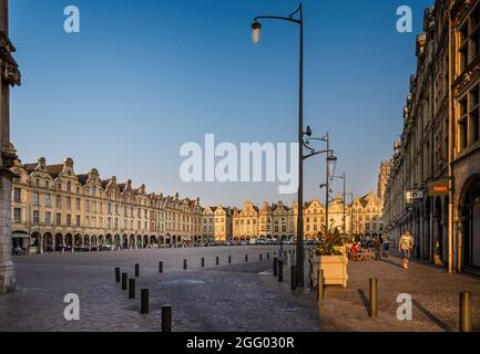 Grand Place o piazza D'Arras al tramonto ad Arras, Francia, il 7 giugno 2013 Foto Stock