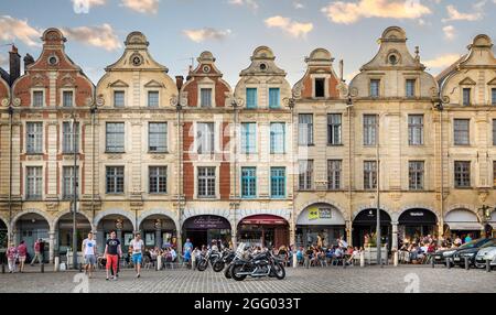 Caffetterie di strada trafficate in Place des Heroes ad Arras, Francia al tramonto il 7 giugno 2013 Foto Stock