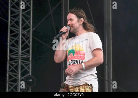 Portsmouth, Regno Unito. 27 ago 2021. Tony Wright, cantante di primo piano con la band inglese alternative rock Terrorvision, di Keighley, West Yorkshire, che si esibisce dal vivo sul palco al Victorious Festival. (Foto di Dawn Fletcher-Park/SOPA Images/Sipa USA) Credit: Sipa USA/Alamy Live News Foto Stock