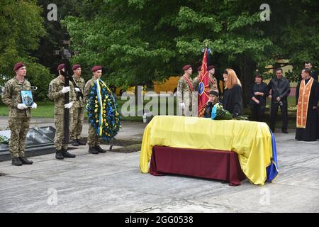 Lviv, Ucraina. 27 ago 2021. (NOTA DEI REDATTORI : immagine raffigura la morte)moglie e figlia si trovano vicino alla bara di un soldato morto sul territorio della ottantesima brigata d'assalto separata. L'addio al soldato caduto Dmytro Hudzik ebbe luogo sulla piazza della ottantesima brigata d'assalto separata. Credit: SOPA Images Limited/Alamy Live News Foto Stock