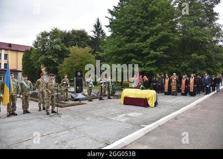 Lviv, Ucraina. 27 ago 2021. (NOTA DEI REDATTORI : immagine raffigura la morte)cerimonia di congedo per il soldato Dmytro Hudzyk, morto nel 2015, sul territorio della ottava brigata d'assalto separata. L'addio al soldato caduto Dmytro Hudzik ebbe luogo sulla piazza della ottantesima brigata d'assalto separata. Credit: SOPA Images Limited/Alamy Live News Foto Stock