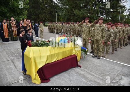 Lviv, Ucraina. 27 ago 2021. (NOTA DEI REDATTORI : immagine raffigura la morte)cerimonia di congedo per il soldato Dmytro Hudzyk, morto nel 2015, sul territorio della ottava brigata d'assalto separata. L'addio al soldato caduto Dmytro Hudzik ebbe luogo sulla piazza della ottantesima brigata d'assalto separata. Credit: SOPA Images Limited/Alamy Live News Foto Stock