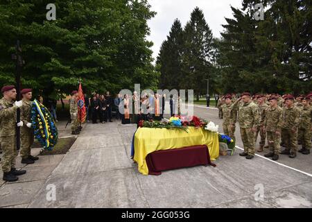 Lviv, Ucraina. 27 ago 2021. (NOTA DEI REDATTORI : immagine raffigura la morte)cerimonia di congedo per il soldato Dmytro Hudzyk, morto nel 2015, sul territorio della ottava brigata d'assalto separata. L'addio al soldato caduto Dmytro Hudzik ebbe luogo sulla piazza della ottantesima brigata d'assalto separata. Credit: SOPA Images Limited/Alamy Live News Foto Stock