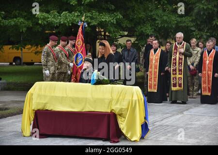 Lviv, Ucraina. 27 ago 2021. (NOTA DEI REDATTORI : immagine raffigura la morte)moglie e figlia si trovano vicino alla bara di un soldato morto sul territorio della ottantesima brigata d'assalto separata. L'addio al soldato caduto Dmytro Hudzik ebbe luogo sulla piazza della ottantesima brigata d'assalto separata. Credit: SOPA Images Limited/Alamy Live News Foto Stock