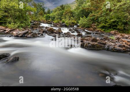 Le Cascate del Dochart sono una cascata di cascate situate sul fiume Dochart a Killin a Stirling, Scozia, vicino all'estremità occidentale del Loch Tay. Foto Stock