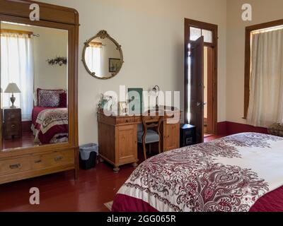 Collier Hotel al piano inferiore camera con letto queen size e specchi Foto Stock