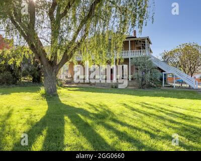 Collier Hotel cortile nel tardo giorno con alberi casting ombre Foto Stock