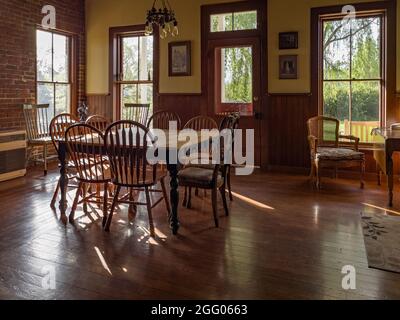 La sala da pranzo del Collier Hotel è al mattino con il sole che scorre nelle finestre Foto Stock