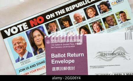 Voto ritorno busta e la pubblicità democratica critica del richiamo repubblicano del governatore Newsom; September14 2021 Gubernatorial Recall elezione. Foto Stock