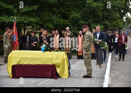 Lviv, Ucraina. 27 ago 2021. (NOTA DEI REDATTORI : immagine raffigura la morte)cerimonia di congedo per il soldato Dmytro Hudzyk, morto nel 2015, sul territorio della ottava brigata d'assalto separata. L'addio al soldato caduto Dmytro Hudzik ebbe luogo sulla piazza della ottantesima brigata d'assalto separata. (Foto di Pavlo Palamarchuk/SOPA Images/Sipa USA) Credit: Sipa USA/Alamy Live News Foto Stock