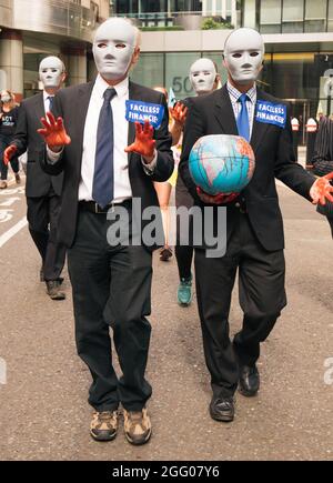 Londra, Inghilterra, Regno Unito 27 agosto 2021 il quinto giorno della protesta della ribellione di estinzione BLM e la ribellione di estinzione uniscono le forze per una ribellione di Blood Money che marciò dalla Banca d'Inghilterra a Paternoster Square. La protesta invita il governo a decolonizzare l'economia e a modificare il sistema oppressivo che guida le crisi del clima e del razzismo Foto Stock