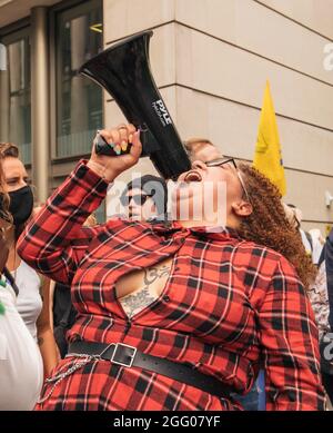 Londra, Inghilterra, Regno Unito 27 agosto 2021 il quinto giorno della protesta della ribellione di estinzione BLM e la ribellione di estinzione uniscono le forze per una ribellione di Blood Money che marciò dalla Banca d'Inghilterra a Paternoster Square. La protesta invita il governo a decolonizzare l'economia e a modificare il sistema oppressivo che guida le crisi del clima e del razzismo Foto Stock